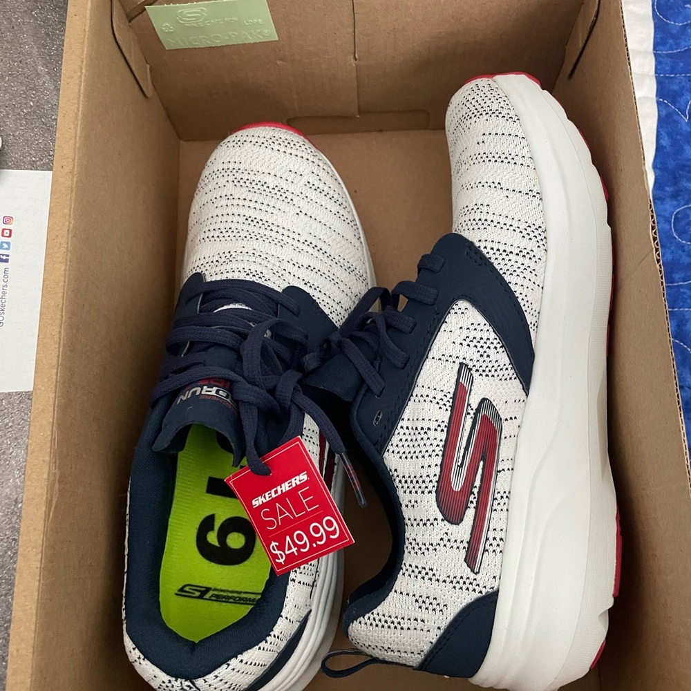 Skechers red white blue running sneakers new in box never worn